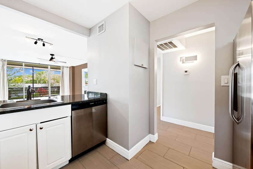 Remodeled &amp; Spacious light and bright 2 bedroom, 2 bathroom - photo 3
