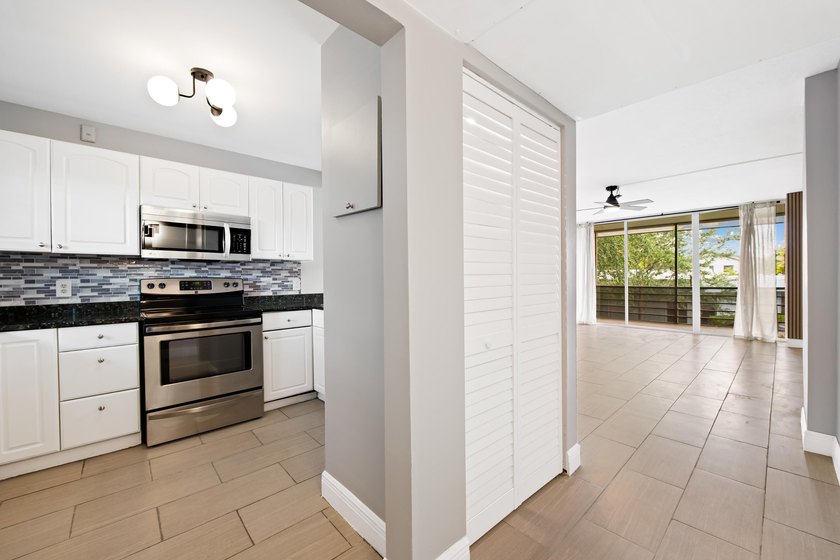 Remodeled &amp; Spacious light and bright 2 bedroom, 2 bathroom - photo 4