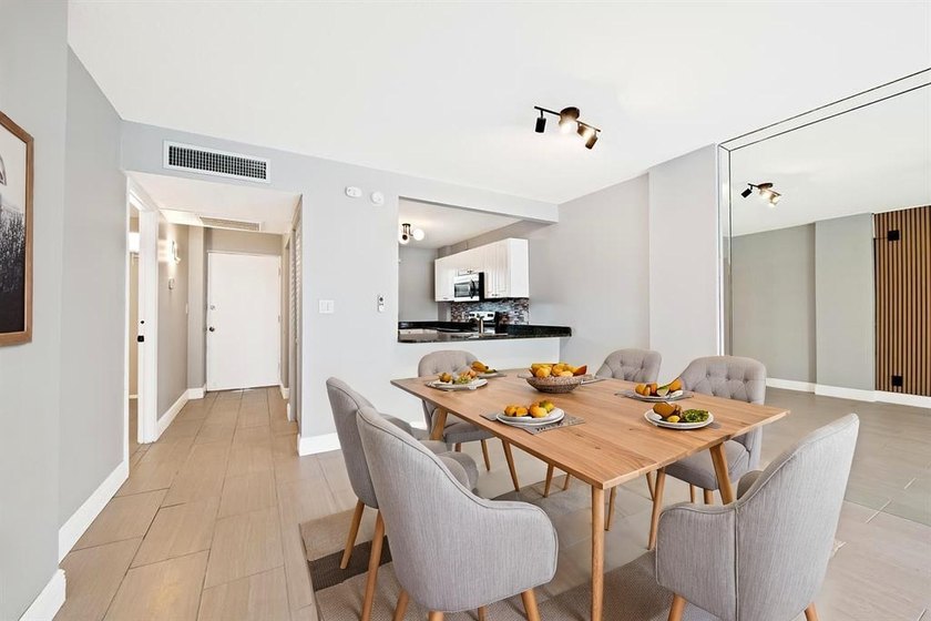 Remodeled &amp; Spacious light and bright 2 bedroom, 2 bathroom - photo 9