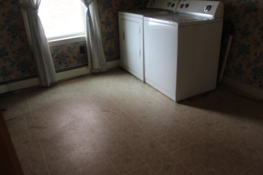 Great property , sound bones, lots of new windows, 10 room house - photo 14