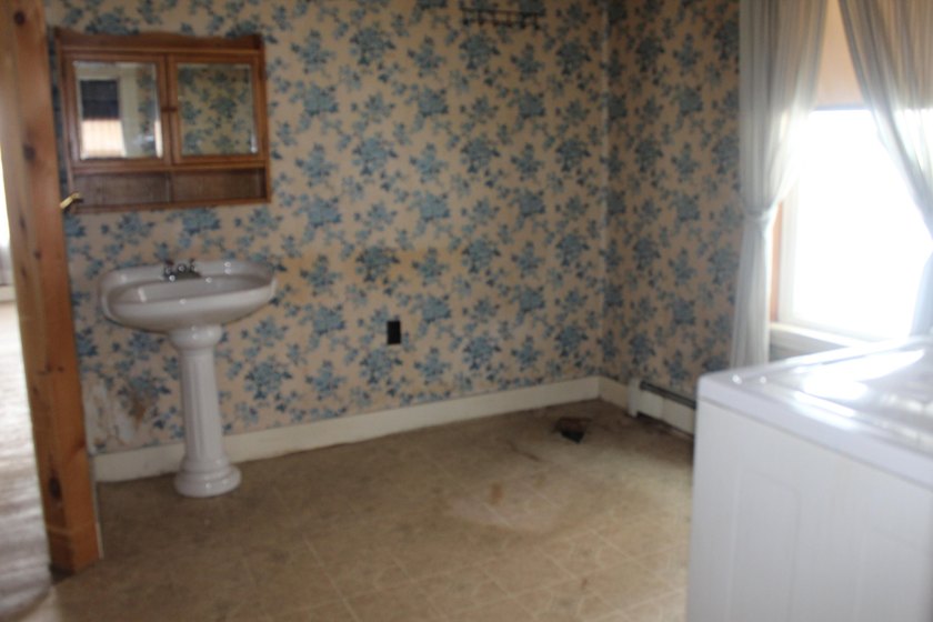 Great property , sound bones, lots of new windows, 10 room house - photo 15