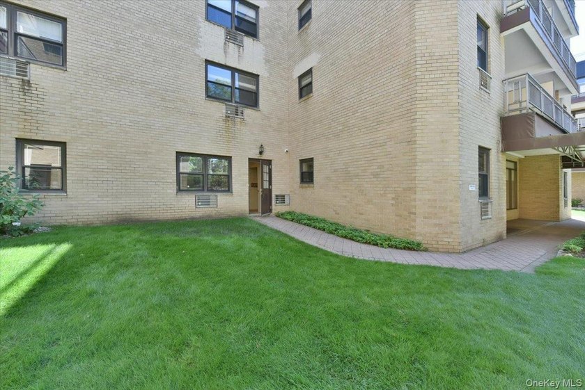 GREAT NECK 11021 - OFFICE or RESIDENTIAL Space!! // Unique co-op - photo 16