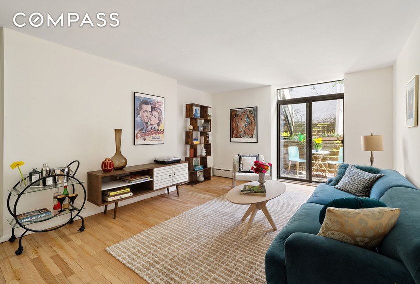A rare opportunity to own a true three-bedroom with private - photo 2