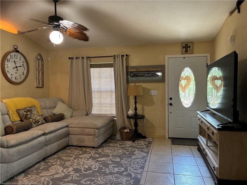 ADORABLE 3/4 BEDROOM 2 BATH HOME IN PEACEFUL LEISURE LAKES! - photo 5