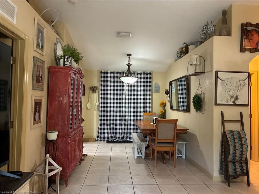 ADORABLE 3/4 BEDROOM 2 BATH HOME IN PEACEFUL LEISURE LAKES! - photo 6