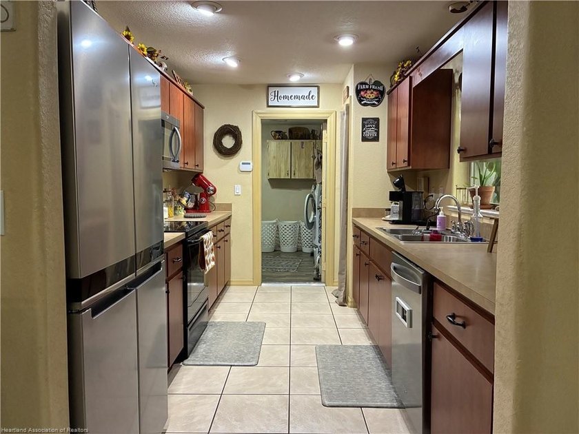 ADORABLE 3/4 BEDROOM 2 BATH HOME IN PEACEFUL LEISURE LAKES! - photo 7