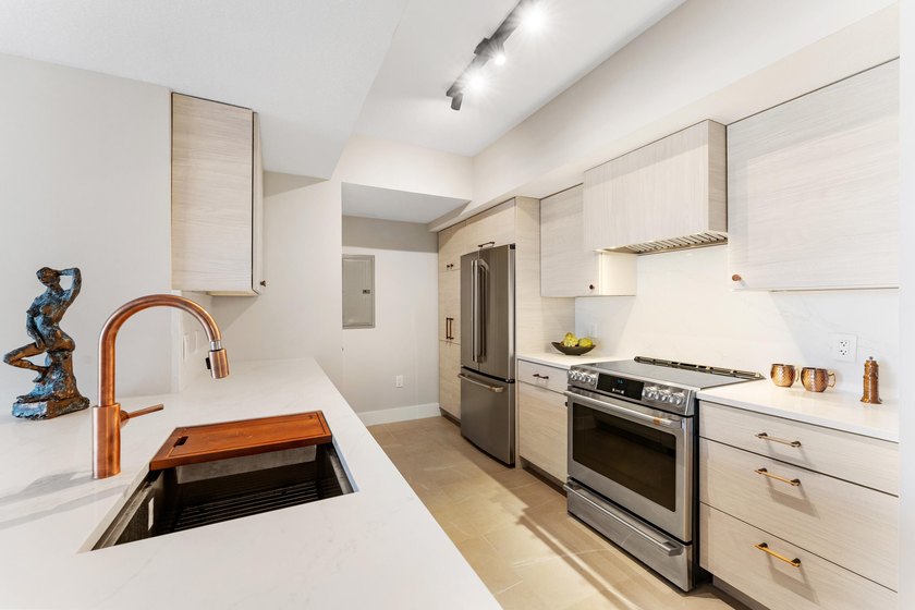 Fully renovated 11th-floor 2BR/2BA condo with stunning southeast - photo 12