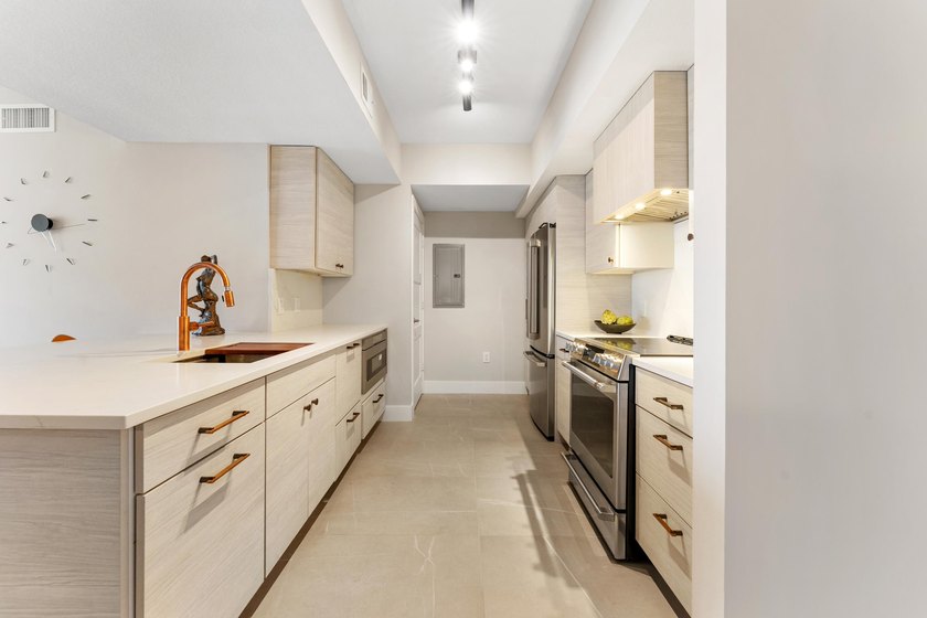 Fully renovated 11th-floor 2BR/2BA condo with stunning southeast - photo 13