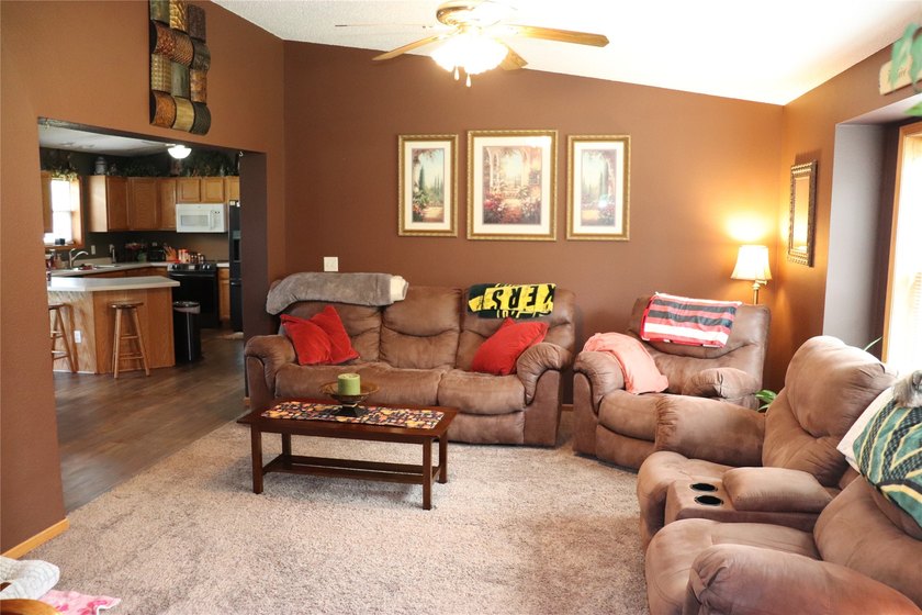 Check out this Fabulous 4 Bedroom 3 Full Bath Home on the edge - photo 17