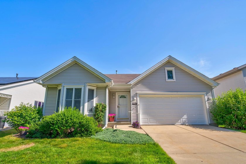 Perfectly situated in the popular Fieldstone neighborhood, this - photo 3