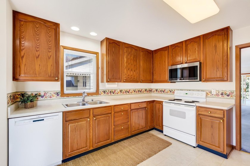 Perfectly situated in the popular Fieldstone neighborhood, this - photo 7