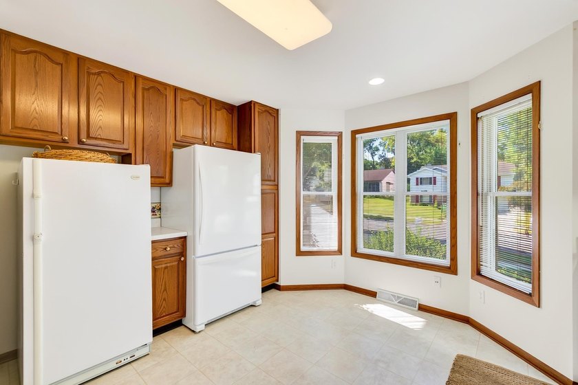 Perfectly situated in the popular Fieldstone neighborhood, this - photo 8