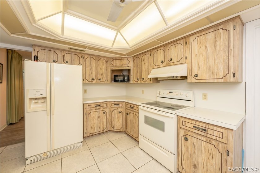 Spacious and full of character, this 2,600 sq. ft. mid-century - photo 11