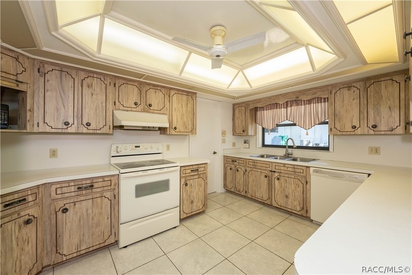 Spacious and full of character, this 2,600 sq. ft. mid-century - photo 13