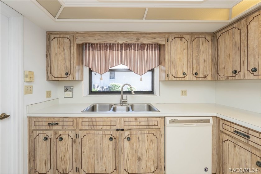 Spacious and full of character, this 2,600 sq. ft. mid-century - photo 14