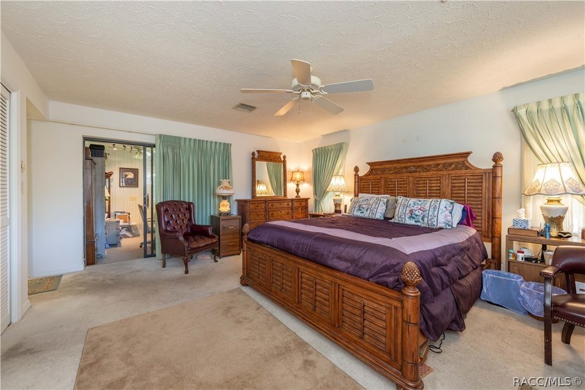 Spacious and full of character, this 2,600 sq. ft. mid-century - photo 18