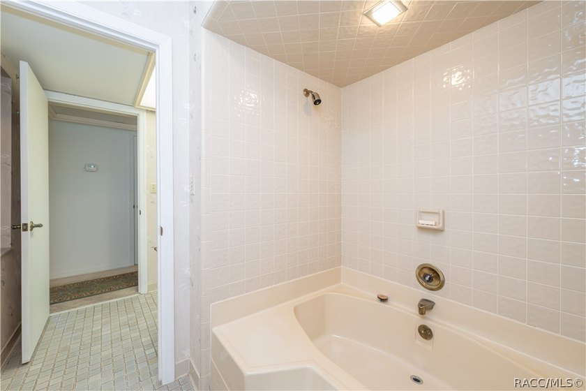 Spacious and full of character, this 2,600 sq. ft. mid-century - photo 22