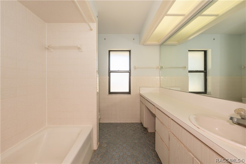 Spacious and full of character, this 2,600 sq. ft. mid-century - photo 29