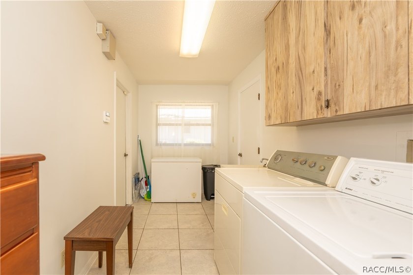 Spacious and full of character, this 2,600 sq. ft. mid-century - photo 31