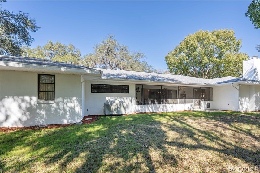Spacious and full of character, this 2,600 sq. ft. mid-century - photo 35