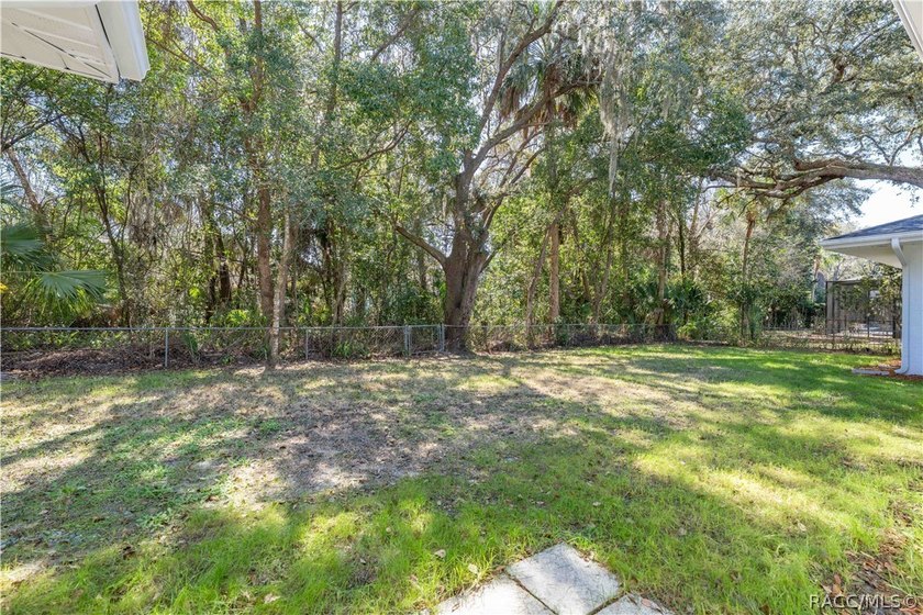 Spacious and full of character, this 2,600 sq. ft. mid-century - photo 36