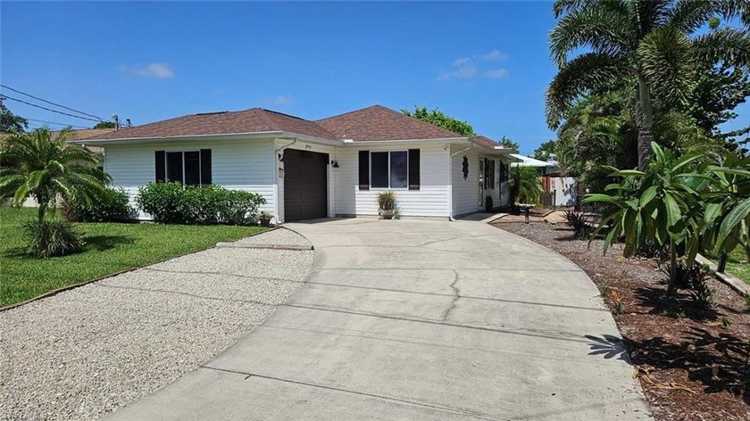 Priced to sell! Charming 3 br 2 ba with one car garage that's - photo 2