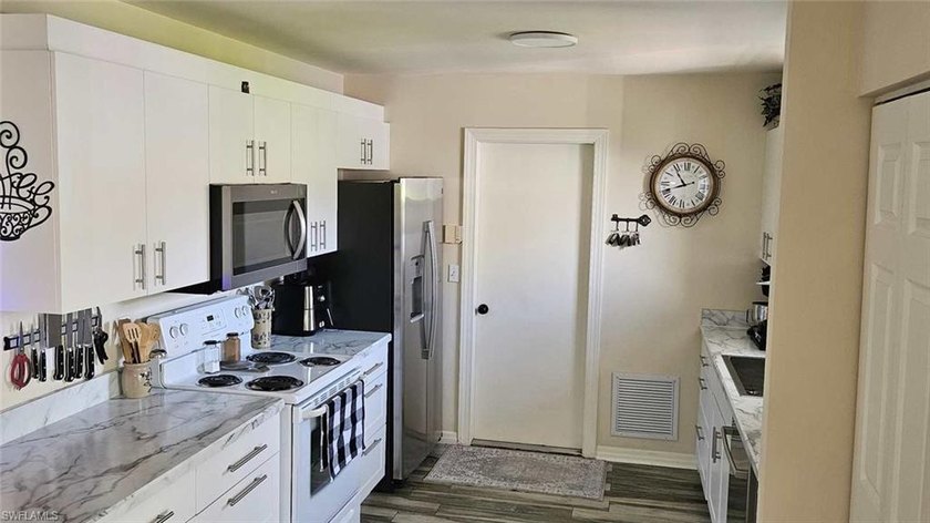 Priced to sell! Charming 3 br 2 ba with one car garage that's - photo 7