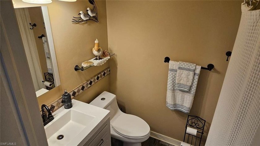 Priced to sell! Charming 3 br 2 ba with one car garage that's - photo 10