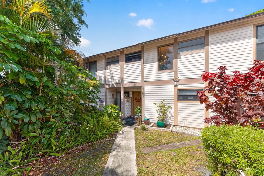 Spacious 2 story townhome with over 1,430 sq/ft. Open floor plan - photo 2