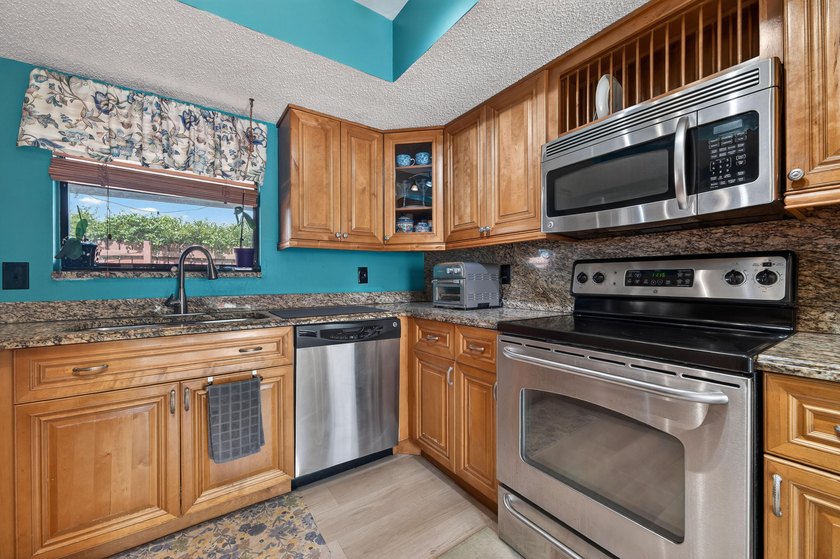 Spacious 2 story townhome with over 1,430 sq/ft. Open floor plan - photo 9
