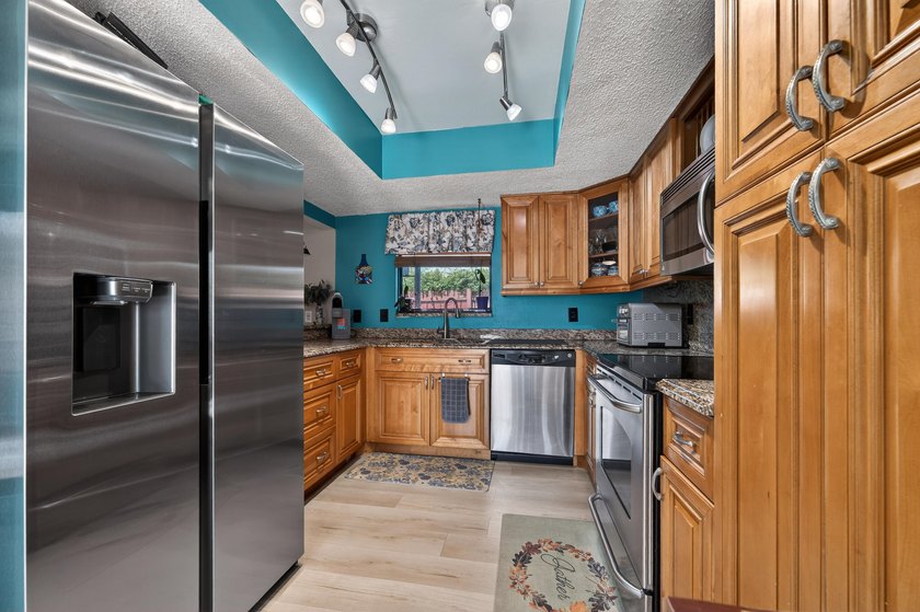 Spacious 2 story townhome with over 1,430 sq/ft. Open floor plan - photo 10
