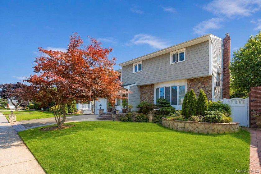 Beautiful Baldwin Harbor Residence, Make it home! This property - photo 2