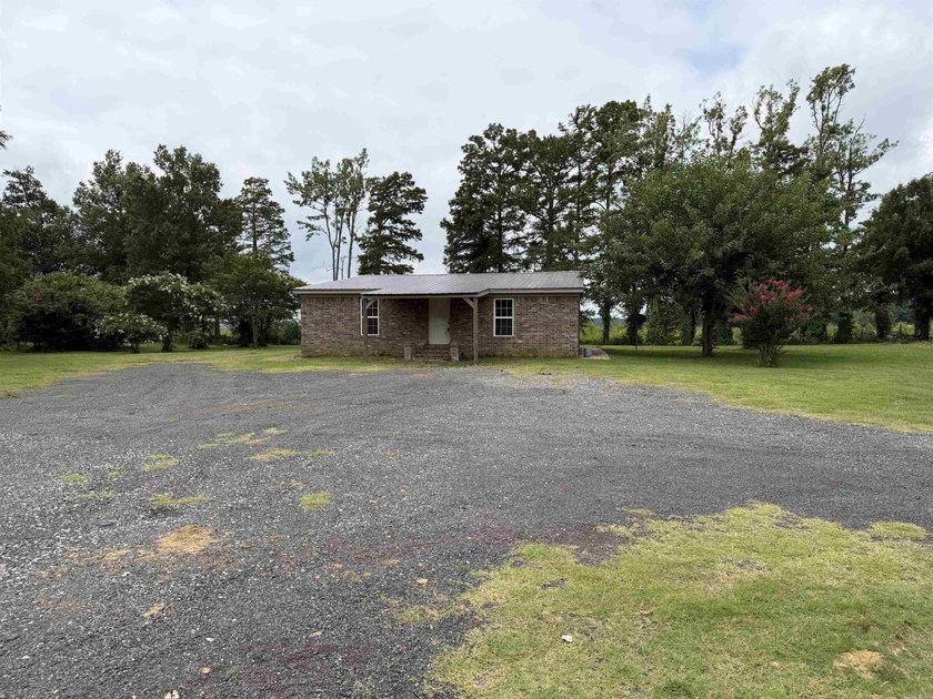Cute home on Lakefront property! Covered back patio, and recent - photo 2