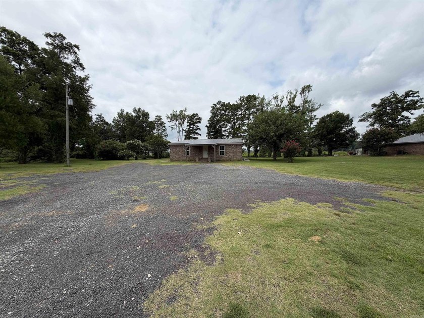 Cute home on Lakefront property! Covered back patio, and recent - photo 4