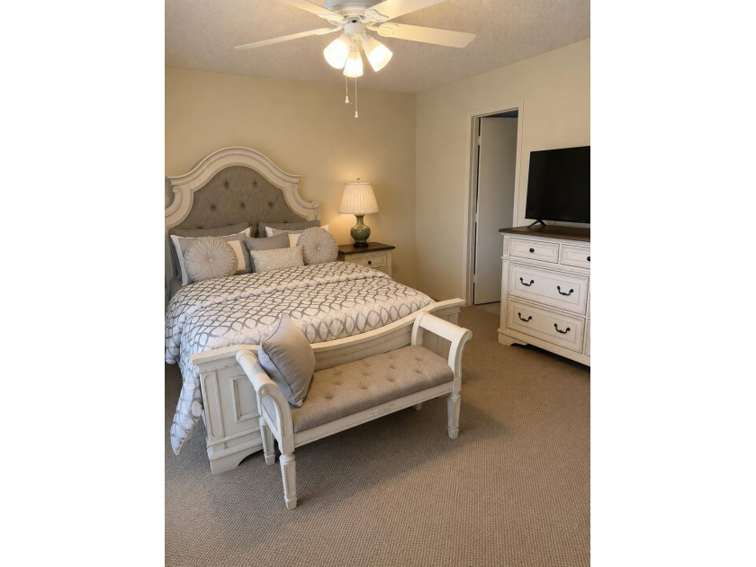 STEP INTO THIS BEAUTIFULLY MAINTAINED CONDO FILLED WITH WARMTH - photo 6