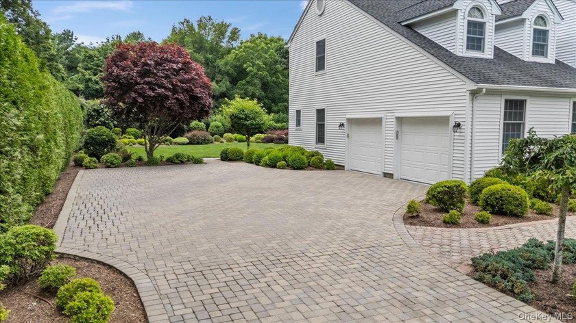 Welcome home to 6 Briana Court, a beautifully maintained - photo 4