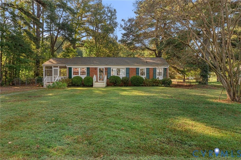 Water Access/Water View Brick Rancher in the well-established - photo 2