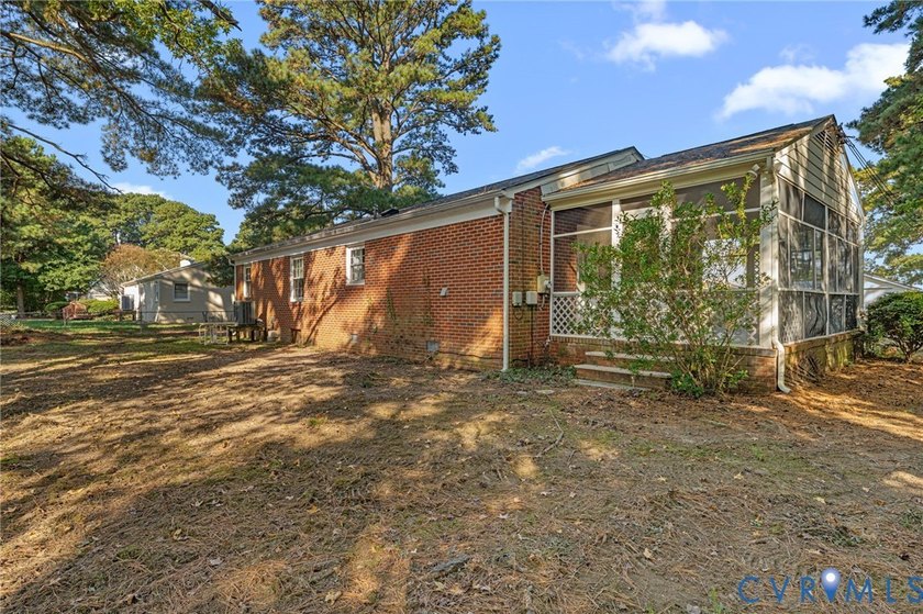 Water Access/Water View Brick Rancher in the well-established - photo 3