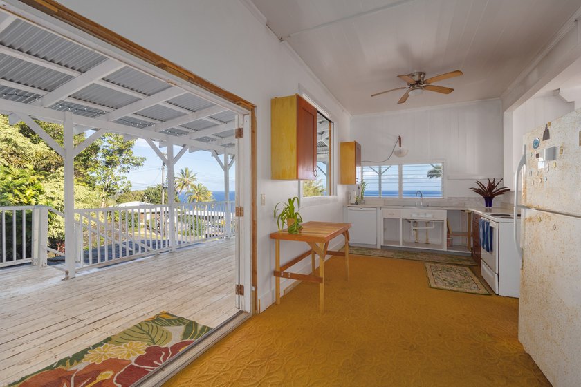 This classic Hawaiian plantation home overlooking Laupahoehoe - photo 6