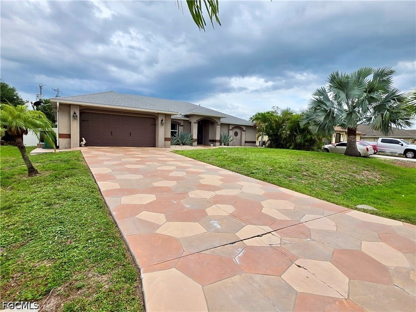 Welcome to this beautifully maintained 3-bedroom plus den - photo 3