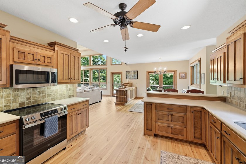 Discover this exceptional gated mountain estate offering - photo 12