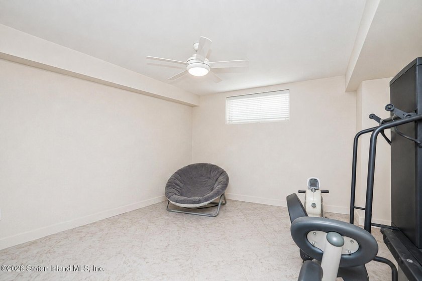 Nestled in an exclusive, tranquil section of Todt Hill, this - photo 27