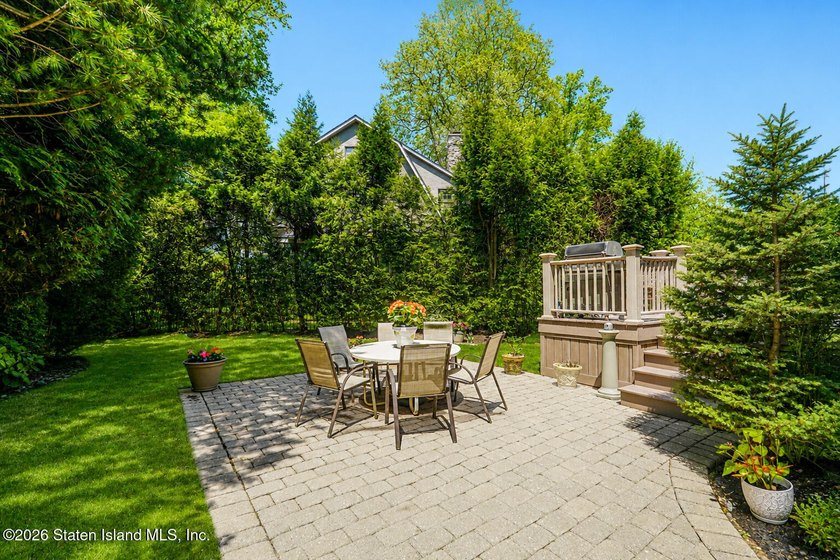 Nestled in an exclusive, tranquil section of Todt Hill, this - photo 31