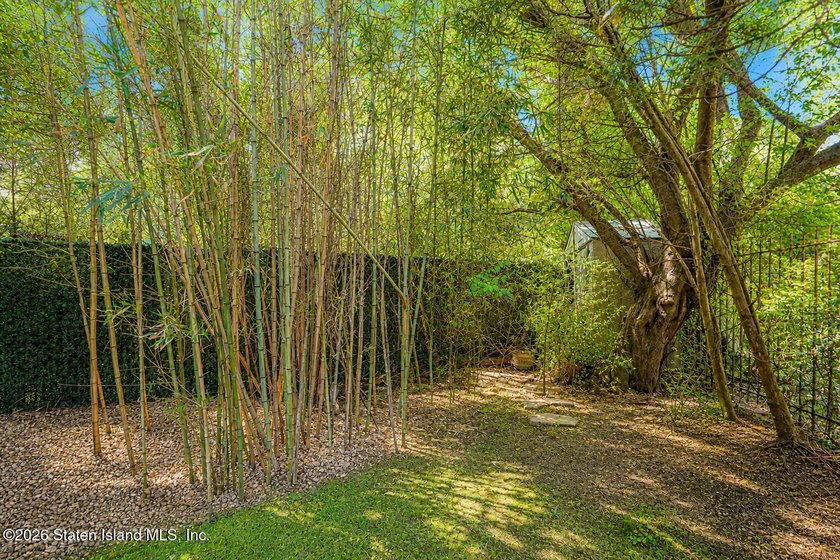 Nestled in an exclusive, tranquil section of Todt Hill, this - photo 34