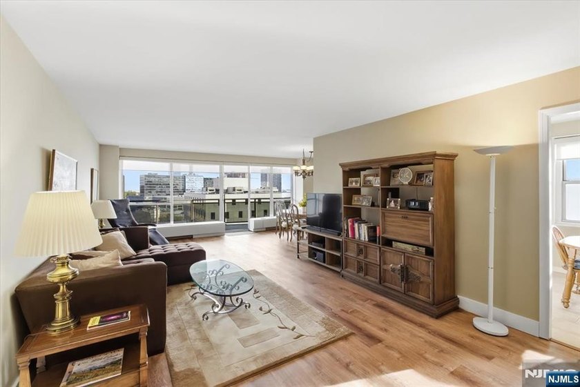 Welcome to the prestigious Pembroke, one of Fort Lee's most - photo 4