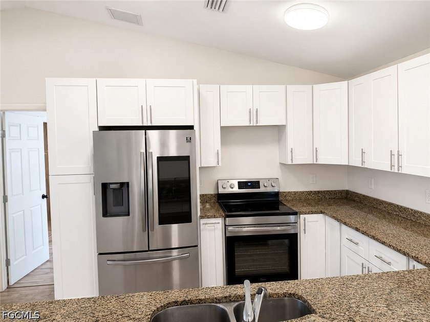 Location, Location, Location! Well-maintained 3-bedroom, 2-bath - photo 5