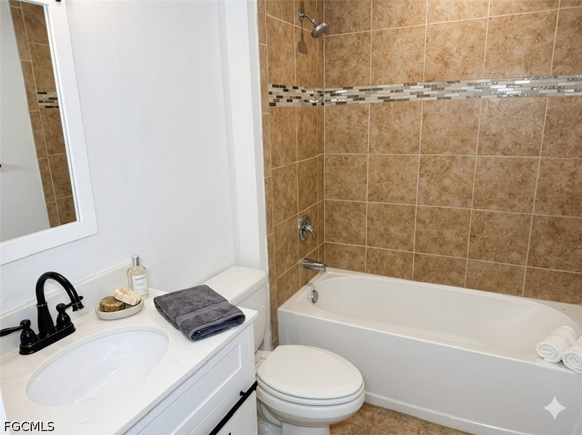Location, Location, Location! Well-maintained 3-bedroom, 2-bath - photo 7