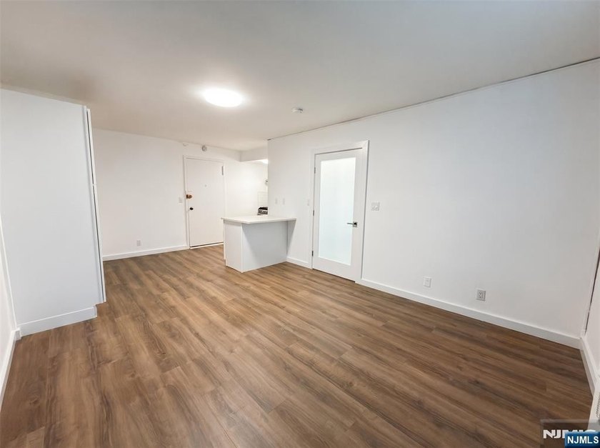 CALL BRANDON ESPERpletely renovated first-floor studio located - photo 4
