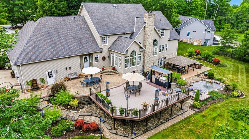 This remarkable estate offers the perfect blend of luxury - photo 2