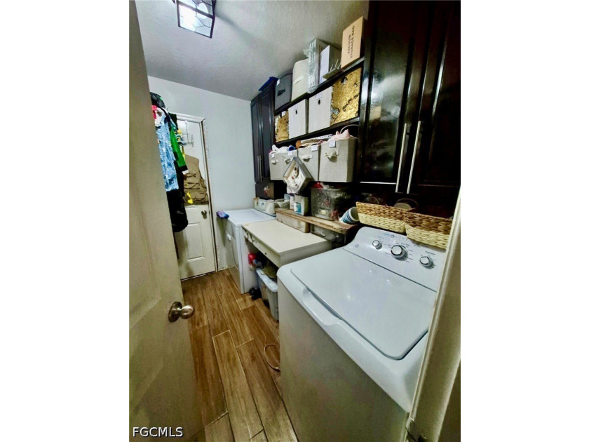 Spacious and beautifully maintained 4-bedroom, 3-bath home - photo 22